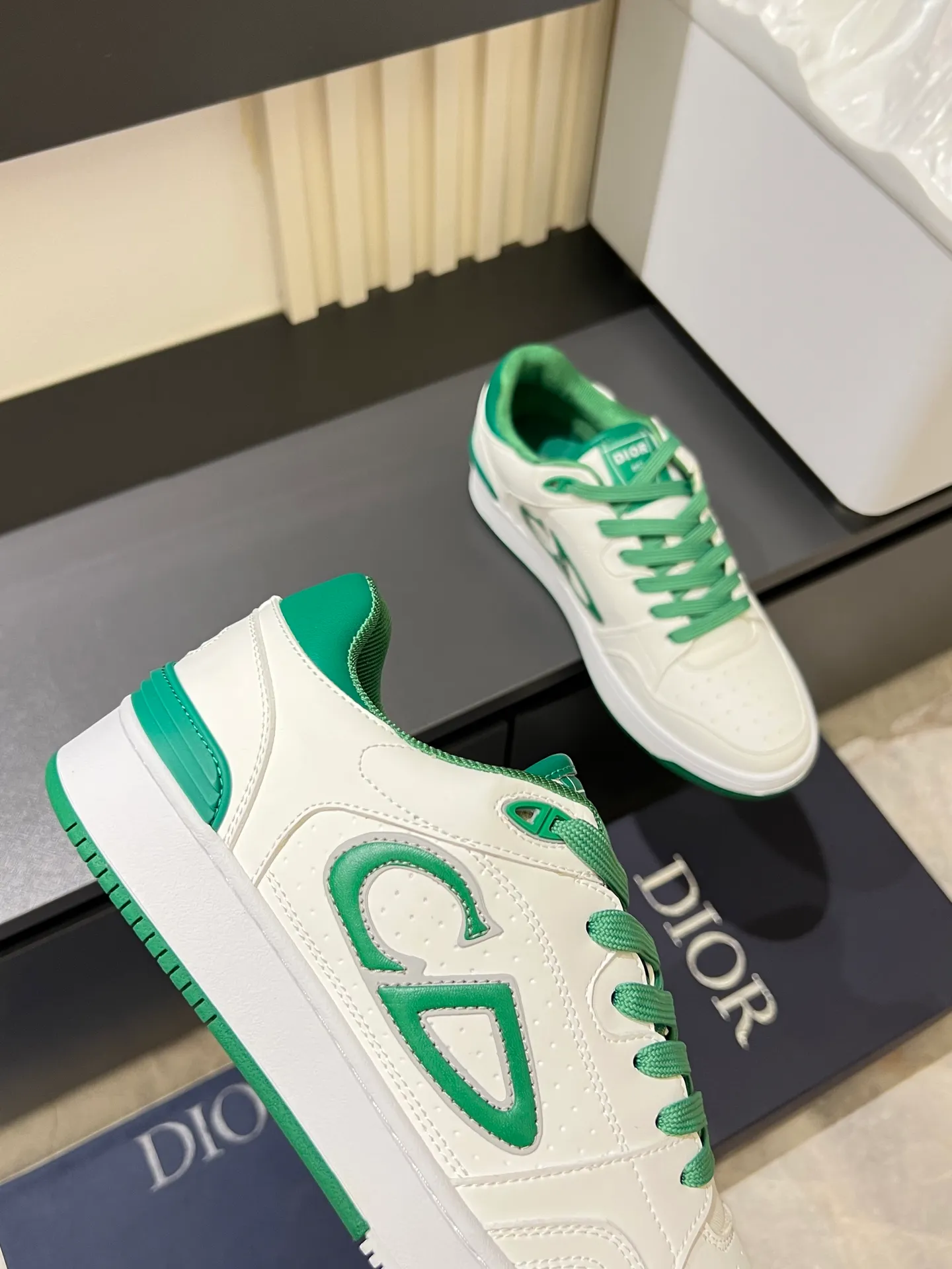 Men's shoes 💰p440 "Dio*" mid-top B27 casual sneakers. This B27 high-top sneaker is a new product in the series and continues Di*r's classic style. Crafted from gray and white smooth calf leather with beige and black Oblique print panels on the sides. The "CD Icon" shaped shoelace eyelets are clever and delicate, and the two-color rubber sole, rear collar and heel are all equipped with the brand's iconic details to enhance the style. Oblique printed straps at the ankle allow for an adjustable fit to complement the overall design. Fashionable and versatile, it can complement any look. Create an exquisite design with unique dynamic vitality and modern atmosphere, presented in low-top and high-top styles. This new must-have shoe adds a new dimension to Dior's archive heritage, embodying modern elegance. Purchase the original version and make it 1:1. If you need top quality, please come to me! Male 38-44!